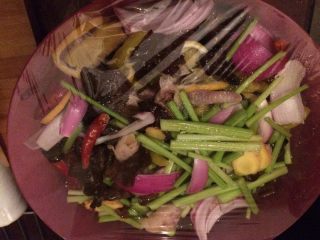 9、小清新泡鸡爪,尝尝汤汁咸淡 保鲜膜覆盖 入冰箱 明天就可以吃了 哇哈哈