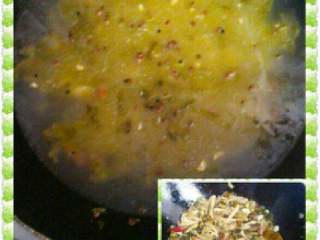 5、四川酸菜鱼,炸鱼剩的油用来炒香酸菜和蒜，加水烧开