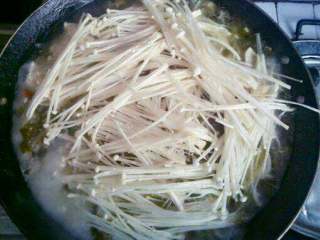 6、四川酸菜鱼,再放入鱼煮开，最后放金针菇