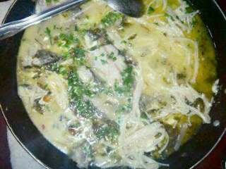 7、四川酸菜鱼,待熟后撒上葱花，鸡精即可。酸菜已经是咸的了不用放盐。