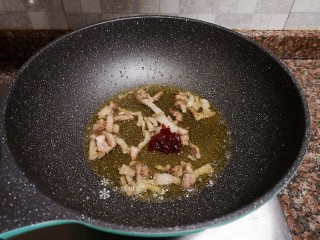 8、蒜苗炒香干,放入一勺豆瓣酱翻炒出香味。