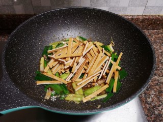 10、蒜苗炒香干,放入豆腐干翻炒均匀。