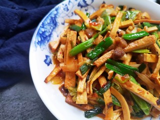 13、蒜苗炒香干,炒豆干放入五花肉会比较香，有油气！