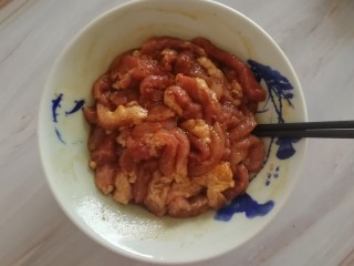 3、油炸酥肉,搅拌均匀，放旁边腌制20分钟左右
