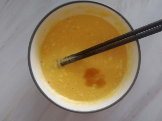 7、油炸酥肉,调均匀后，放入少量油，让酥肉外壳更酥脆，还可以加几颗花椒