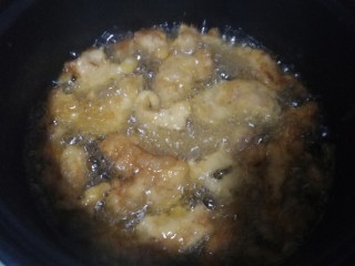 10、油炸酥肉,锅里加入适量油，最好能没过肉，烧热后放入肉，炸至金黄出锅即可