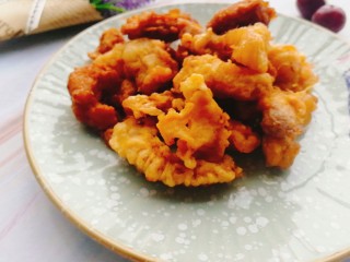 11、油炸酥肉,沥干油后，放盘子里