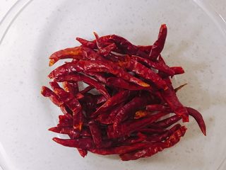 1、油泼辣子,干辣椒用水冲一下