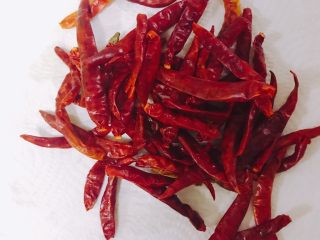 2、油泼辣子,厨房纸吸干水分