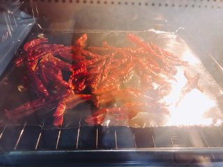 3、油泼辣子,放入烤箱140度10分钟左右