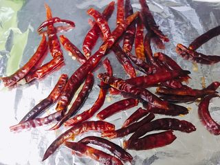 4、油泼辣子,烤的过程要注意观察辣椒的颜色,期间要翻一次