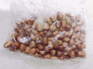 6、油泼辣子,熟花生装保鲜袋用擀面杖压成碎