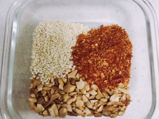 8、油泼辣子,再加入适量的熟芝麻和刚刚打的辣椒粉,喜欢辣的就多加,怕辣的少加