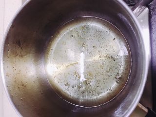 11、油泼辣子,锅里倒入油