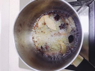 12、油泼辣子,加入沥干水的香料,要注意观察香料的颜色,开始变深香味出来就捞出来了