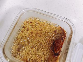 13、油泼辣子,倒入一半到保鲜盒里