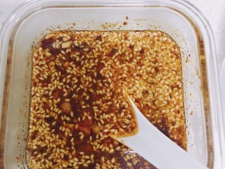 14、油泼辣子,加入一勺白醋拌匀