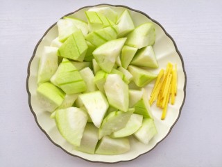 4、丝瓜蛋汤,丝瓜切块，姜切丝。