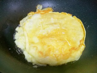 6、丝瓜蛋汤,鸡蛋煎熟切块。