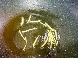 7、丝瓜蛋汤,锅中热油，加入姜丝翻炒。