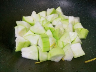 8、丝瓜蛋汤,加入丝瓜炒至变色。