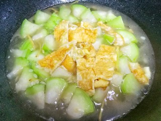 12、丝瓜蛋汤,加入鸡蛋。