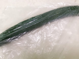 1、拍黄瓜,黄瓜干净放入保鲜袋中。