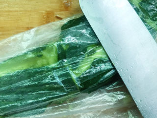 2、拍黄瓜,用刀拍烂。