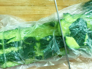 3、拍黄瓜,在用刀直接切成段