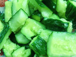 4、拍黄瓜,倒入碗中