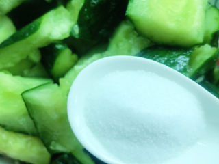 5、拍黄瓜,放盐拌匀