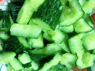 6、拍黄瓜,腌制出水