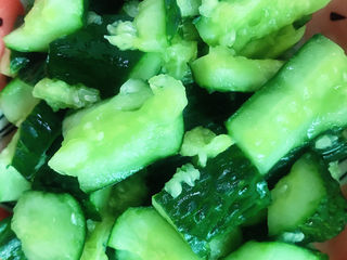 7、拍黄瓜,加入冷开水淘洗一下。