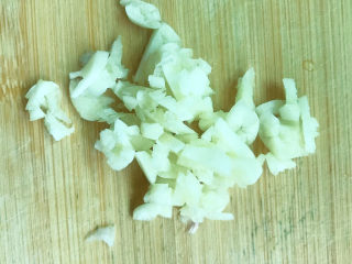 8、拍黄瓜,大蒜剥皮后，切成末。