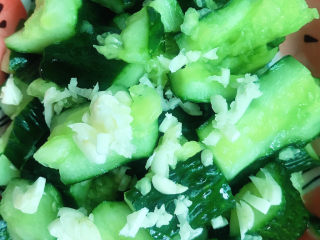 9、拍黄瓜,撒在黄瓜上。