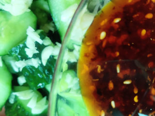 11、拍黄瓜,淋在黄瓜上