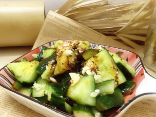 12、拍黄瓜,拌匀即可食用