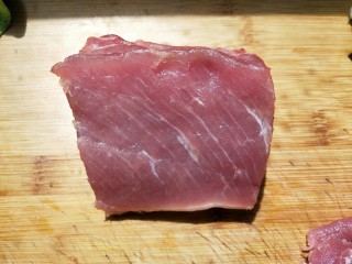 1、鱼香肉丝,准备猪里脊肉一块