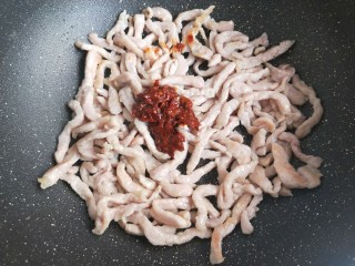 9、鱼香肉丝,然后加入一勺郫县豆瓣酱翻炒