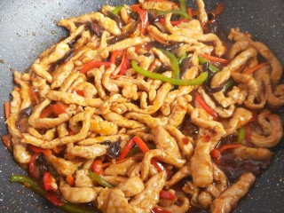 12、鱼香肉丝,鱼香汁倒进去以后，翻炒均匀，煮一分钟，汤汁粘稠。最后撒鸡精，即可出锅。