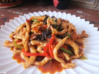 13、鱼香肉丝,成品。咸，鲜，香，辣，微甜。