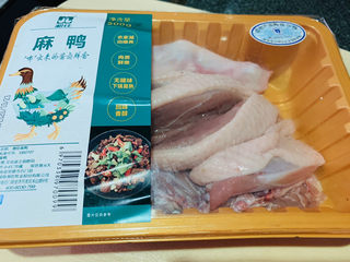 1、姜爆鸭子,买麻鸭一盒，这种鸭子比较容易煮熟；