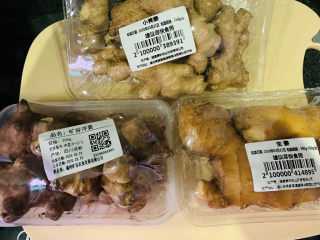 2、姜爆鸭子,小黄姜、生姜、洋姜待用，直接用生姜或者小黄姜也可以；