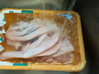 3、姜爆鸭子,将鸭子洗净；