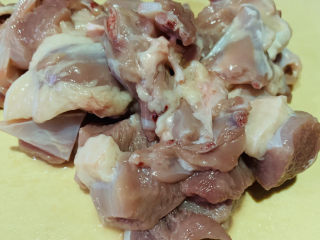 4、姜爆鸭子,切小块，比较容易入味；