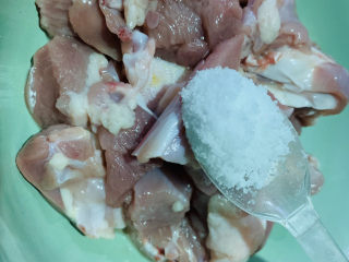 5、姜爆鸭子,加少许盐；