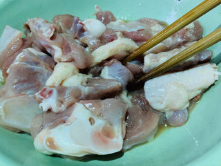 7、姜爆鸭子,加入适量料酒，搅拌均匀，腌制十分钟；