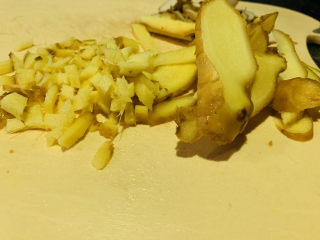 8、姜爆鸭子,姜洗净，一部分切片，一部分切粒状；