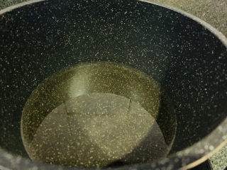 9、姜爆鸭子,锅里倒入比平时煮菜多些量的油，大火热锅；