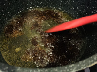 12、姜爆鸭子,热油将酱料炒香；